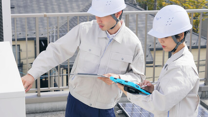 先輩職人の補助作業